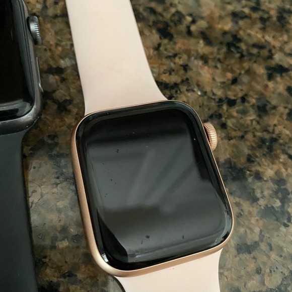 COPY - Apple Watch(S) series 3 & 4. READ DISCRT - Picture 3 of 6